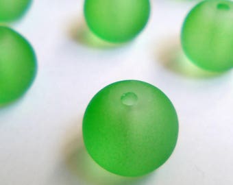 18 round beads green glass frosted 8mm