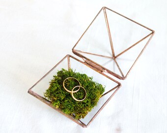 Glass geometric ring box Piramyde. Wedding decor