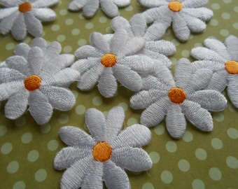Iron-on White Daisies Set of 6 Appliques Embroidered Thermo-Adhesive