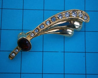 BT419) Retro gold tone metal red glass abstract swirl brooch pin