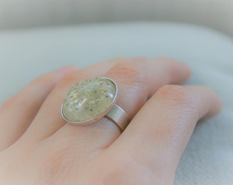 Adjustable ring, old silver with resin cabochon and dry flower