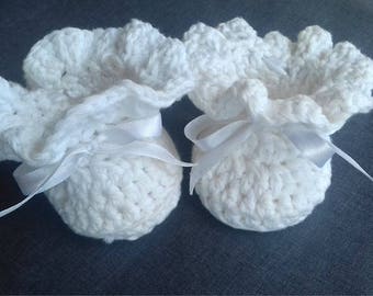 Crochet LACE booties, Newborn Booties, White baby shoes, Neutral gender shoes, Baby shower gift, New baby gift, Baby uggs, White baby boots
