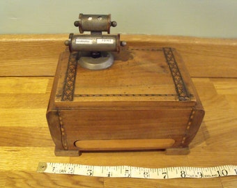Vintage cigarette dispenser with calendar