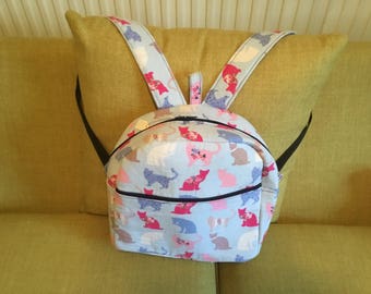 Cat back pack with internal pocket and another zip pocket on the front. Adjustable straps