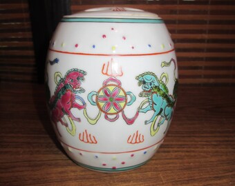 Chinese Vase Pot with Lid