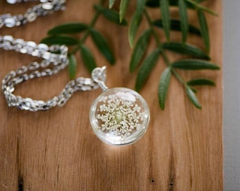 Real Pressed Flower Necklace / Queen Anne Lace / Flower Pendant Necklace / Preserved Flower / Glass Pendant / Gift Women / Mom / Girl Flower