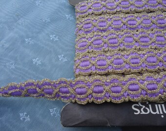 Tresse Vintage datant des années 1970, il s’agit d’une belle tresse avec un Design géométrique or sur un pâle violet fond prix par mètre