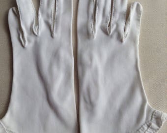 Vintage Short White Cotton Gloves with Hand Sewn Scalloped Edge, Overlapping Leaf Design. Cotton Gloves. 1950s. 3 inches wide. 8 inches long