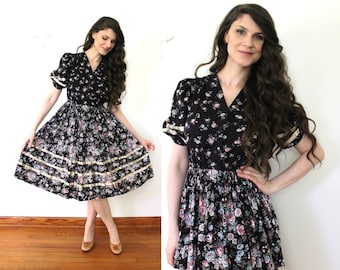 1970s Dress / 70s Dark Floral Prairie Dress