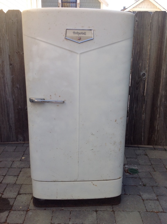 Vintage 1949 Hotpoint Refrigerator in Working Condition Pick