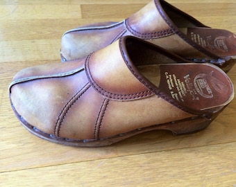 Ladies/vintage/leather/clogs/boho chic/ hippie chic/folk/1970s/wooden/traditional/Swedish/1970s/fashionista/street style