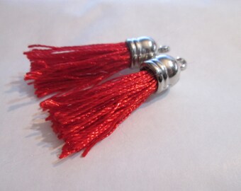 2 PomPoms, tassels in red silk tassel