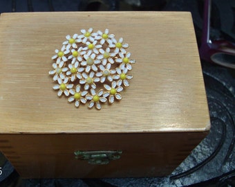 lovely WEISS vintage daisy pin