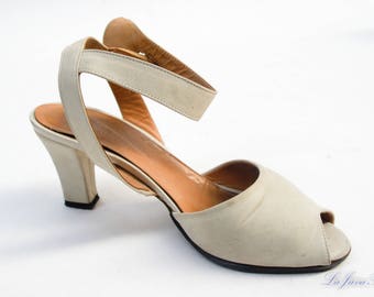 Cream or off-white shoes years 50's vintage