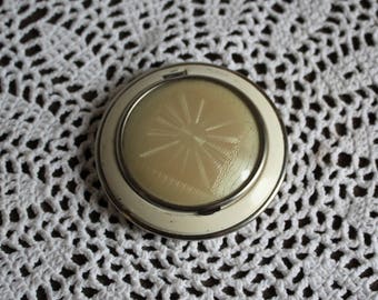Vintage. White/tin/mirror/compact. Adorable compact! Would make a great gift. Wedding/collectors/use as your own powder compact! 1920s.