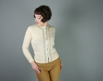 1950s WOOL cardigan in soft cream with hand EMBROIDERED pastel pink, blue and yellow flower garlands - ROMANTIC 50s sweater girl - L
