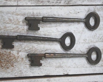 6 ------ 4" Primitive Rusty Tin Metal Keys - crafts ..look of old blackened keys...