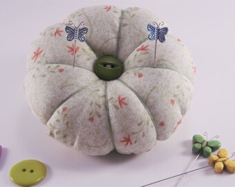 Vintage Style Flower Garden Pincushion, Green Pincushion, Small Round Floral Fabric Pincushion with Decorative Pins, Retro Pincushion