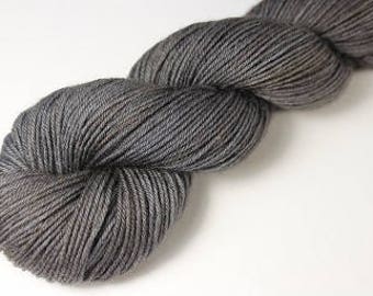 Skein hand dyed - Fingering - superwash Merino and Nylon (75/25) - 50 g / m 210 - ANTHRACITE