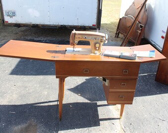 Vintage Mid-Century Western Zig-Zag Sewing Machine in Cabinet