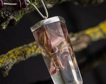 Terrarium necklace - Red Crystal jewelry - Crystal necklace - Resin jewelry - Botanical jewelry - Crystal pendant - Terrarium jewelry