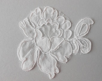 Large 11 x 8 cm white lace flower
