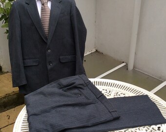 Vintage pinstriped suit 38/40 chest 32 in waist , 98/102cm chest 81cm waist, leg 31.5 in 80cm. Wool mixture. Hodges, made in Britain.