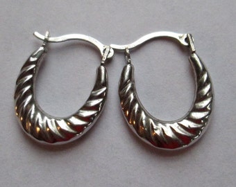 14 K. Vantage gold earrings small hoops
