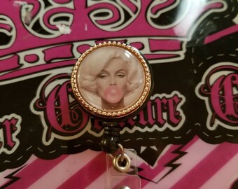 Retractable name badge holder .