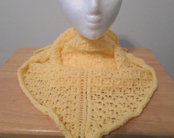 Shawl - Handknitted Triangle Shawl in Yellow with a pretty Lace Pattern