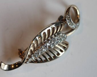 Lovely wintage gold tone white rhinestone open work swirl leaf pin brooch