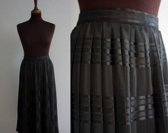 Black 1980s pleated circle skirt / Vintage Skirt