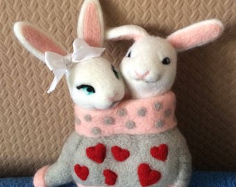 Enamored bunnies.( Влюбленные зайчики. Сухое валяние. 14 см.)