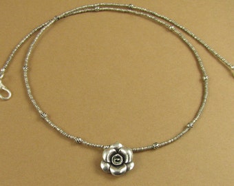 Small flower necklace. Fine and sterling silver.