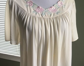 medium / 70's / vintage / shadowline nightie / lingerie.