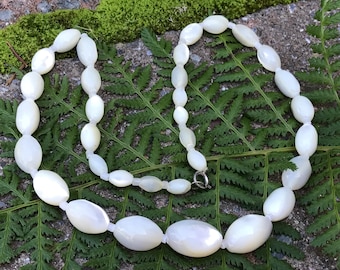 Vintage MOP Graduated Bead Necklace 20"