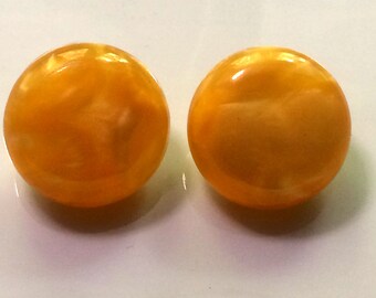 Round clips color mottled in mass, 2 different designs