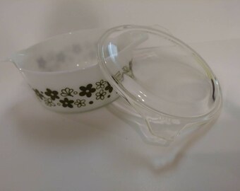 Vintage PYREX casserole dish with lid plus 2 mugs...no damage..excellent condition..