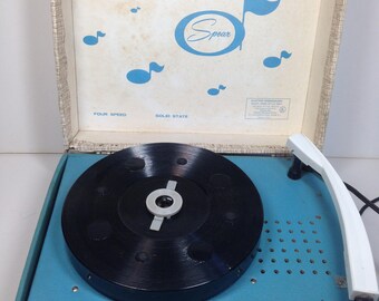 Spear 4-Speed Turntable in Case with Handle - Works! (1327)