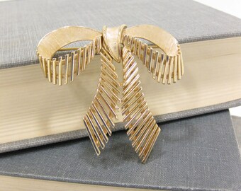 Vintage Crown Trifari Gold Tone Bow Brooch