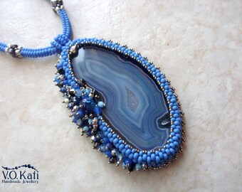 Bead embroidered pendant with Agate gemstone