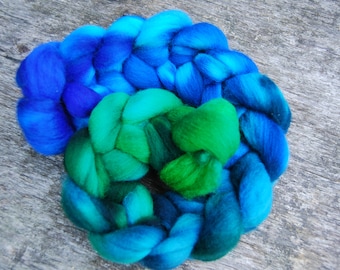 Hand-dyed Polwarth Roving | Neon Green to Blue Gradient - 100g