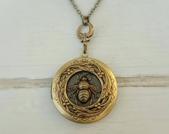 Bee Locket Necklace - antique style brass locket/Anniversary/Bridesmaid gift/ Wedding/Birthday/Sister/Mom/Daughter/Photo Picture/friend.