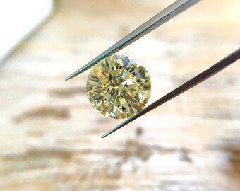 GOLDEN CHAMPAGNE MOISSANITE / 2.11 Ct. / Brilliant Round Cut / 8mm / VS1