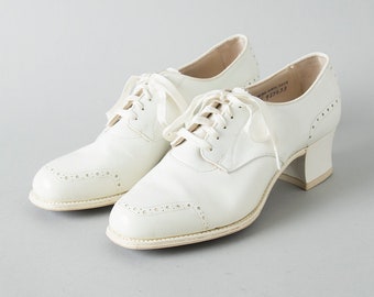 Vintage 1940s Shoes | 40s Oxfords White Leather Lace Up Heels (size 5)