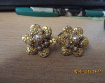 vintage goldtone floral shape clip on earrings faux pearl centre with faux seed pearls scallop shapes on goldtone 1.1/5" across