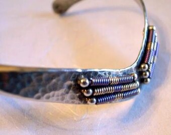 Vintage Yashi Cuff Bracelet - Holly Yashi Purple And Gold Niobium - Hammered Sterling Bangle - Mid-Century Modernist - Holly Yashi