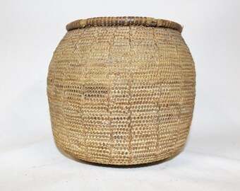 Vintage Basket : Vintage Handmade Omani Bedouin Lidded Basket, #864 a
