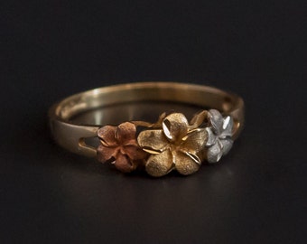Aloha 14K gold ring with 3 plumeria flowers of 3 colors Size 7.25