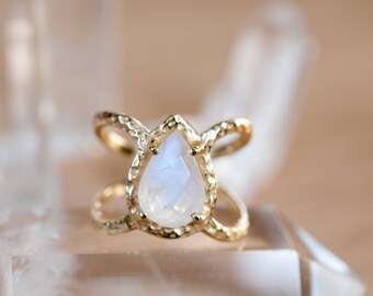 Moonstone Ring * Hammered Band * Gold Ring * Statement Ring * Gemstone Ring * Pink * Wedding Ring * Organic Ring * Natural* BJR099